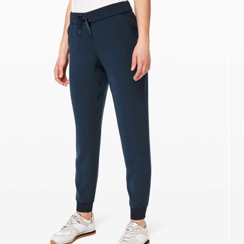 Lululemon women’s on the fly jogger in navy